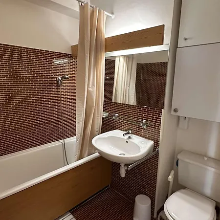 Apartment Confortable Avec Terrasse, Piscine, Parking Prive, A 100m De La - 4 Pers - Fr-1-731-79 Le Grau-du-Roi